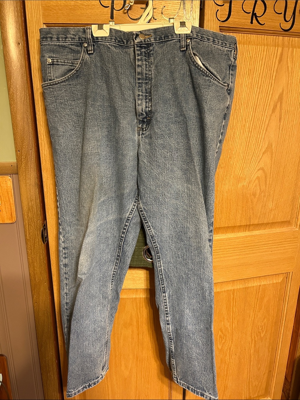 Wrangler Men’s Relaxed Jeans in Light Blue Wash